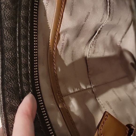 Michael Kors Jet Set Travel Large Logo Messenger Bag~EUC - Picture 15 of 16